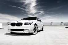 Белый BMW 7 series под перистыми облаками